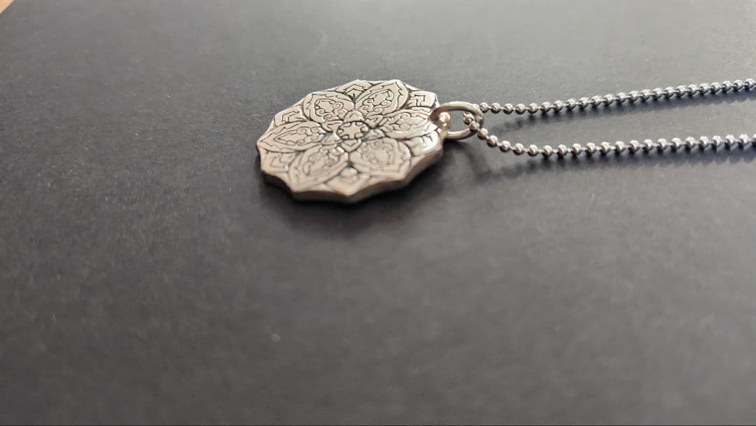 黄金瑠璃鈿背十二陵鏡　シルバーアクセ