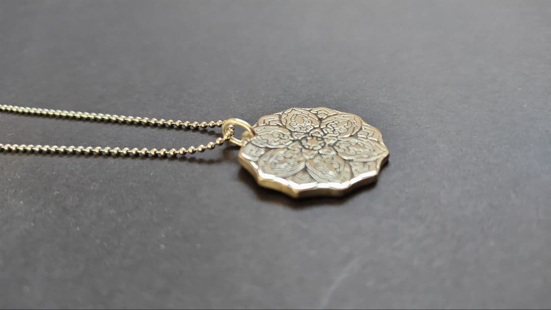 黄金瑠璃鈿背十二陵鏡　シルバーアクセ