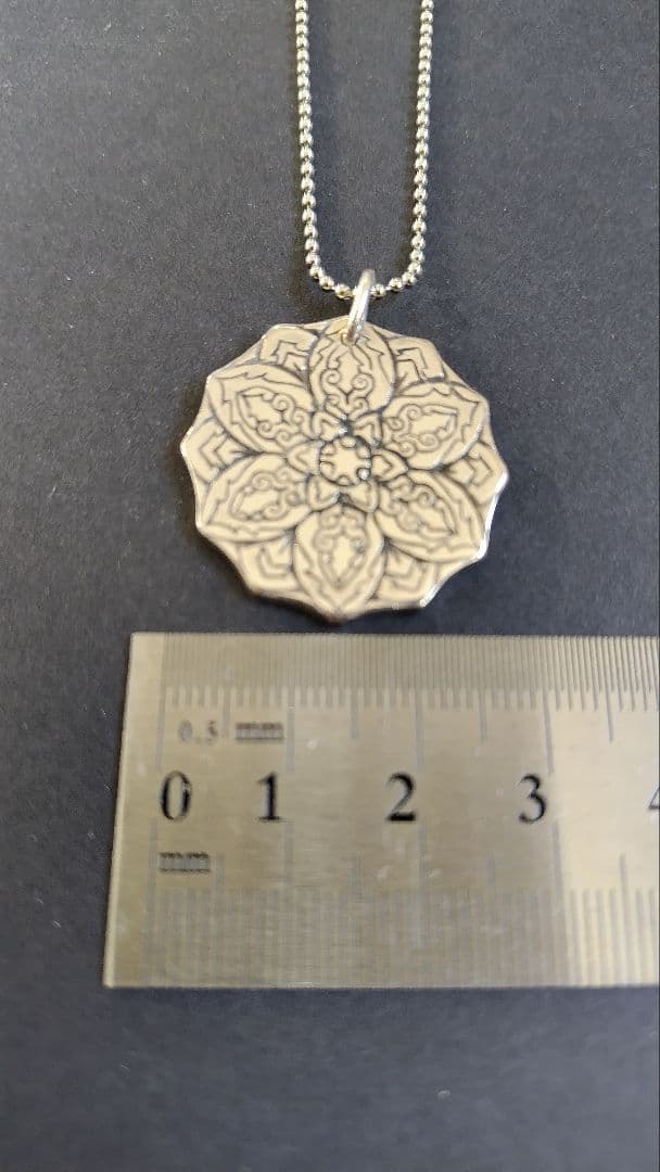 黄金瑠璃鈿背十二陵鏡　シルバーアクセ