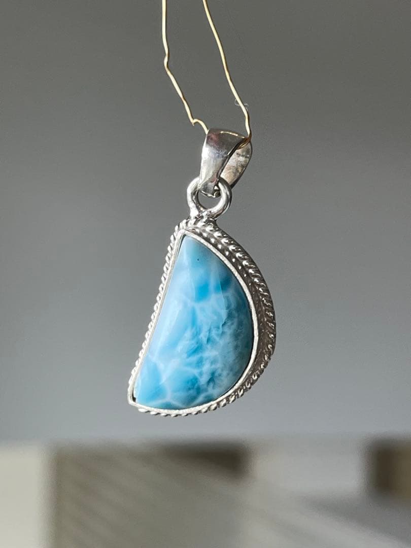 天然石ラリマー☆高品質！月型ペンダントトップ☆濃いブルーの模様が美しい！