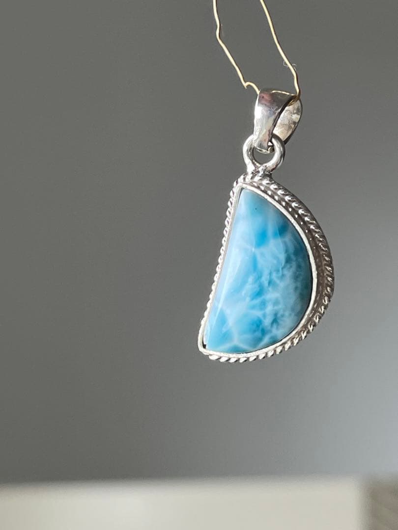 天然石ラリマー☆高品質！月型ペンダントトップ☆濃いブルーの模様が美しい！