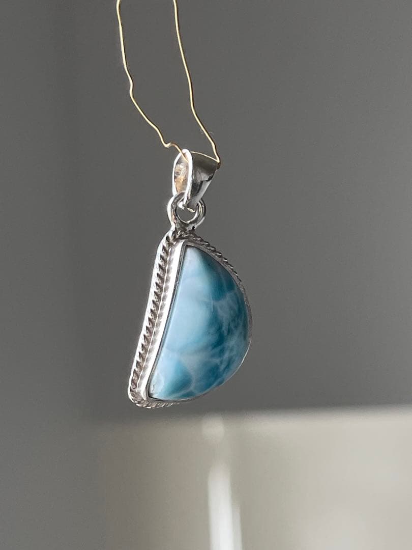 天然石ラリマー☆高品質！月型ペンダントトップ☆濃いブルーの模様が美しい！