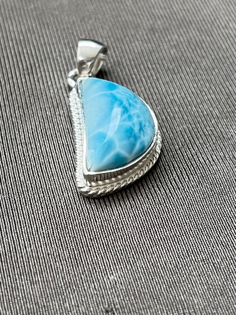 天然石ラリマー☆高品質！月型ペンダントトップ☆濃いブルーの模様が美しい！