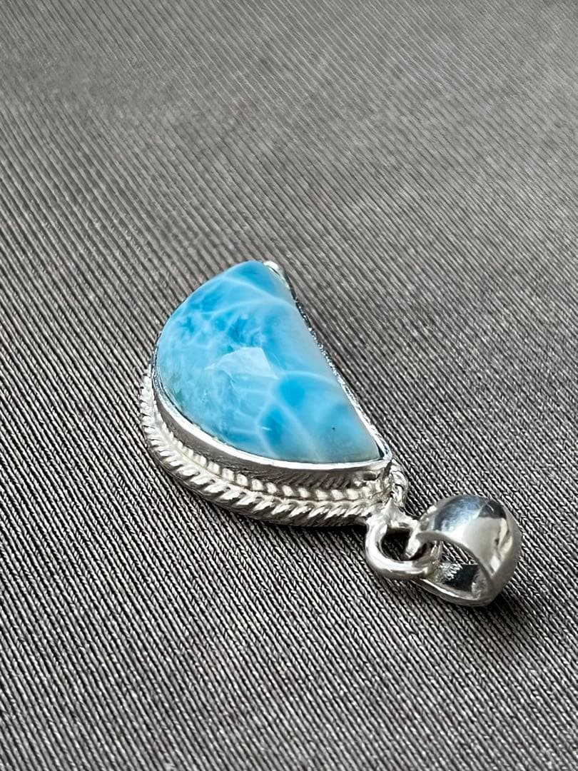 天然石ラリマー☆高品質！月型ペンダントトップ☆濃いブルーの模様が美しい！