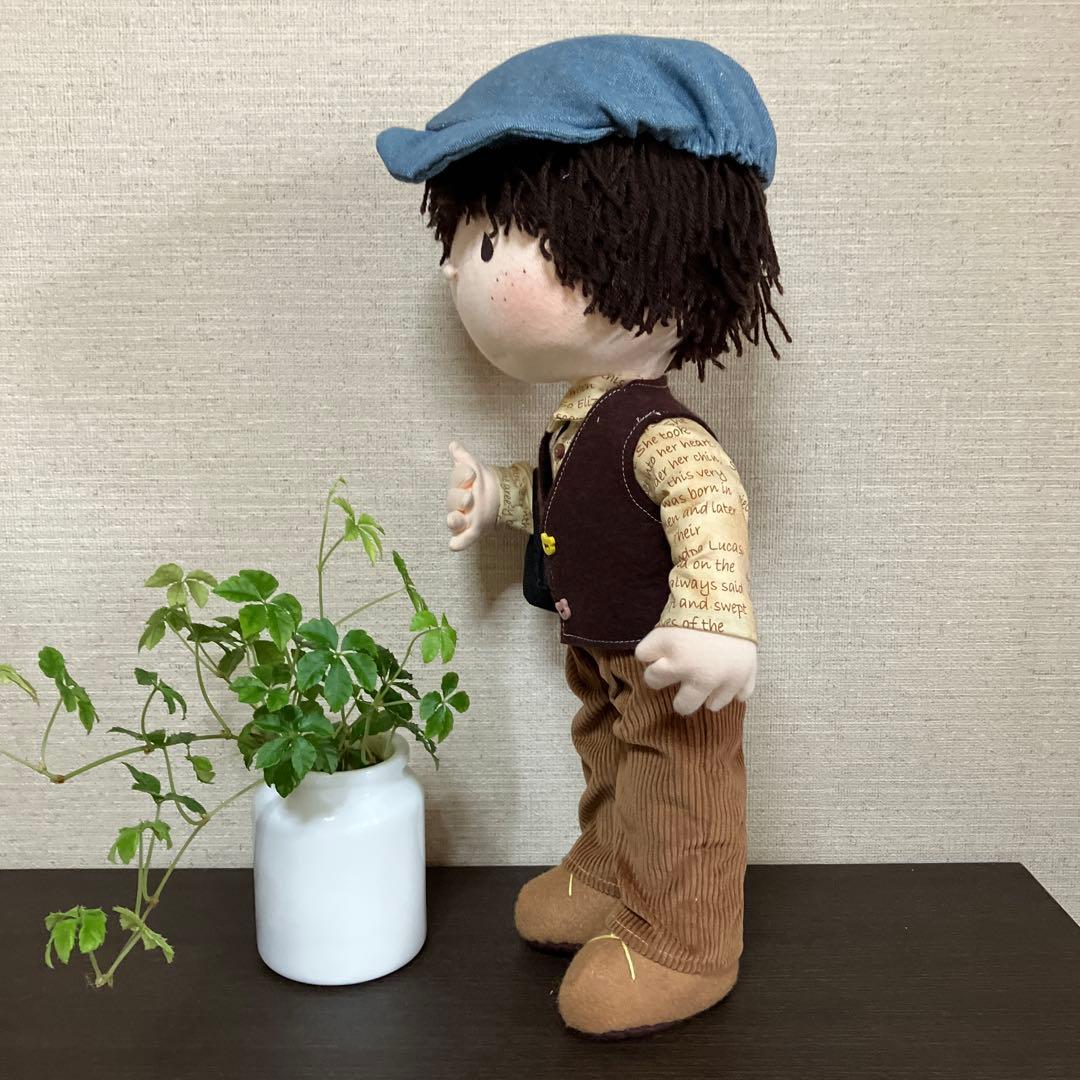 立ち人形の少年