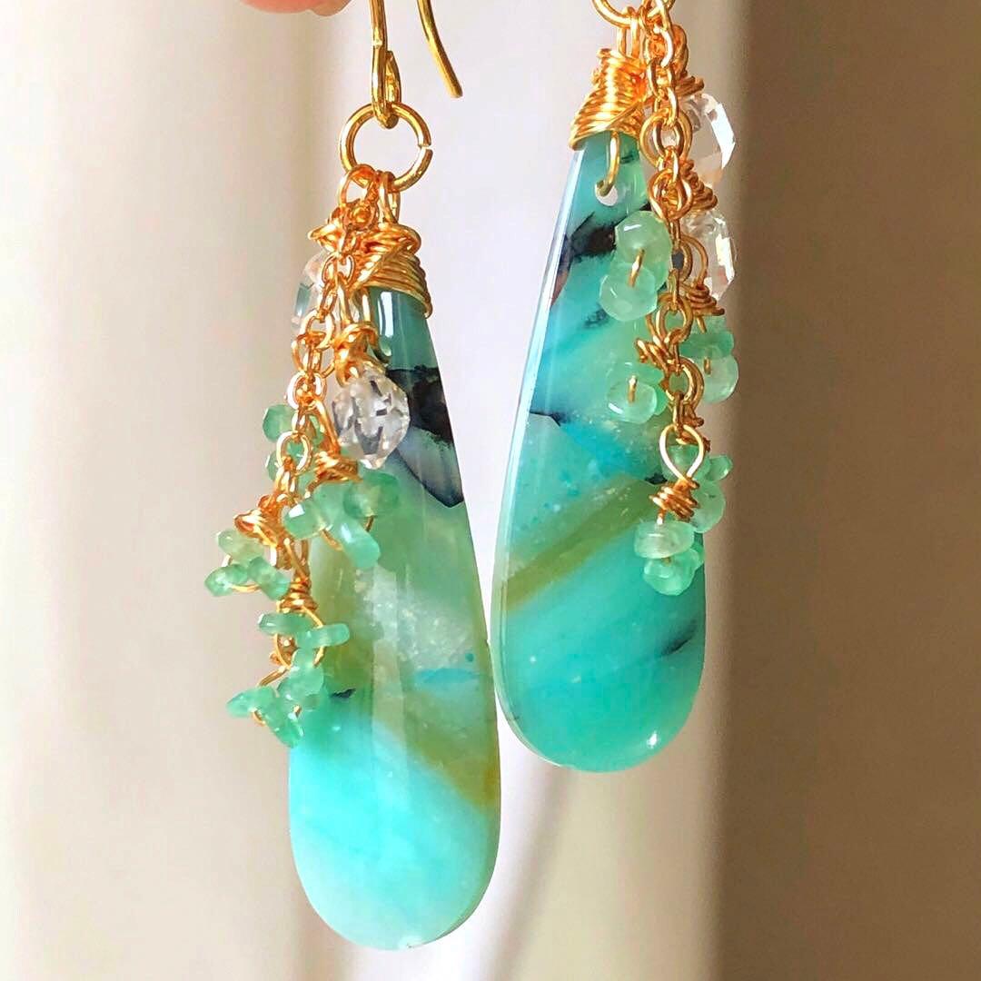 天然石☆極上ブルーオパライズドウッド×ザンビア産エメラルドのピアス14kgf