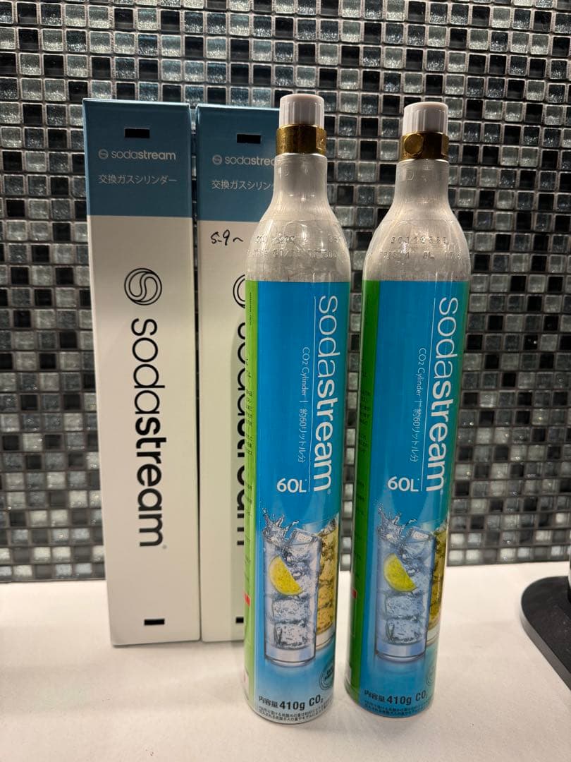 お値下げ！sodastream 炭酸水メーカー 本体とボトル2本　シリンダー2本