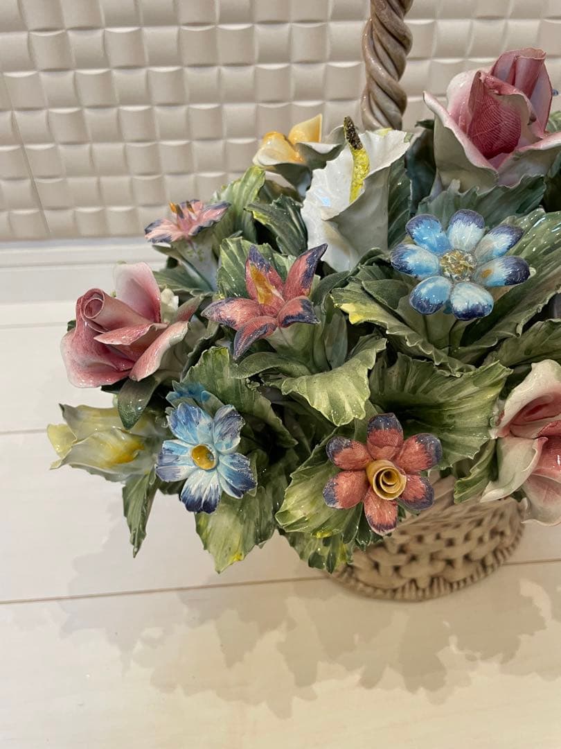 陶器製　花のバスケット置物