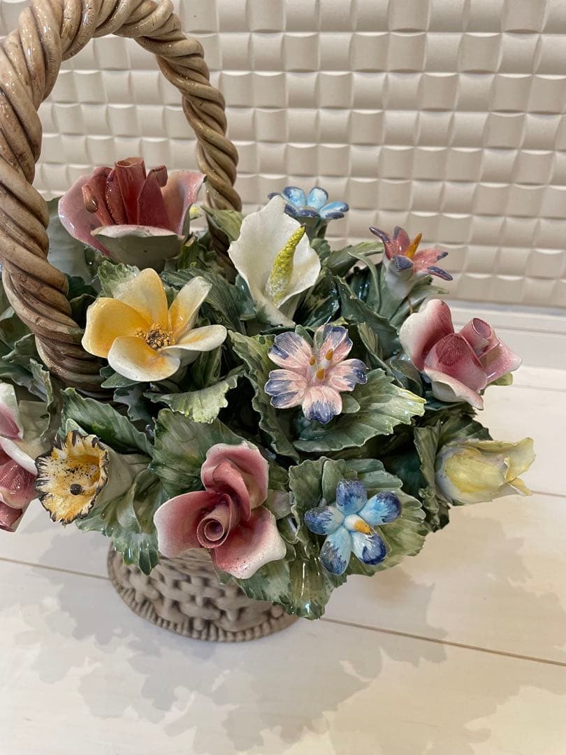 陶器製　花のバスケット置物