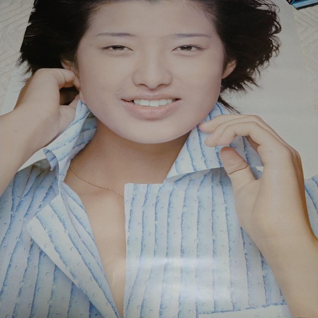激レア山口百恵ストライプシャツの女性ポスター