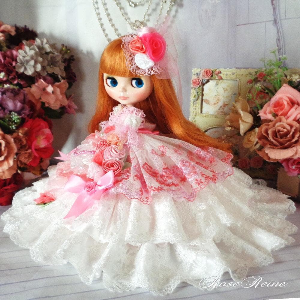 ベルサイユの薔薇 ピンク＆ホワイトのボリュームドールドレス