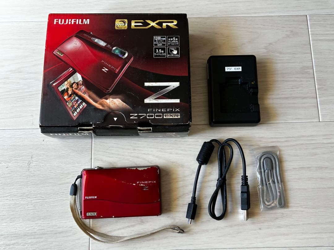 3922 FUJIFILM FinePix Z700EXR レッド デジカメ