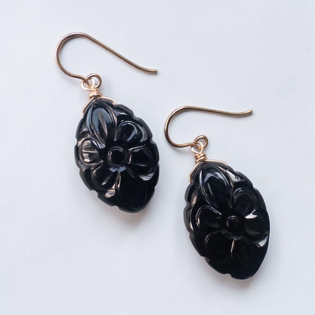 No.622✨天然石✨ブラックオニキスのカービングピアス　14kgf