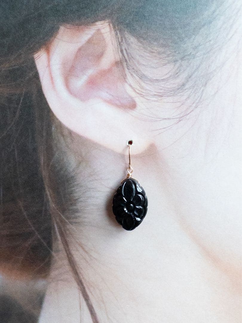 No.622✨天然石✨ブラックオニキスのカービングピアス　14kgf
