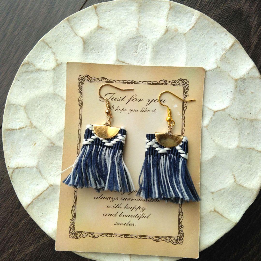 ネイビー　フリンジ　白　ピアス　イヤリング　タッセル　ネイティブ　モノトーン