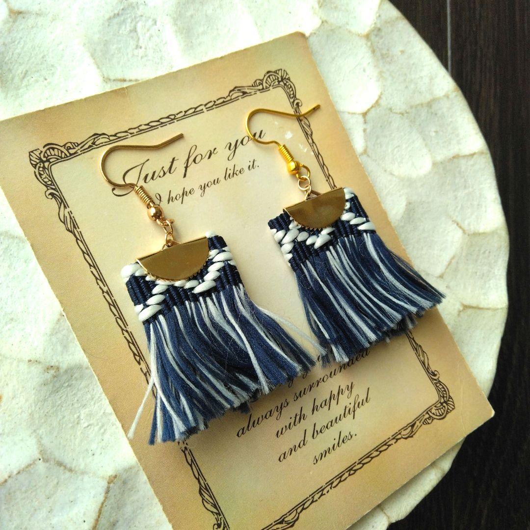 ネイビー　フリンジ　白　ピアス　イヤリング　タッセル　ネイティブ　モノトーン