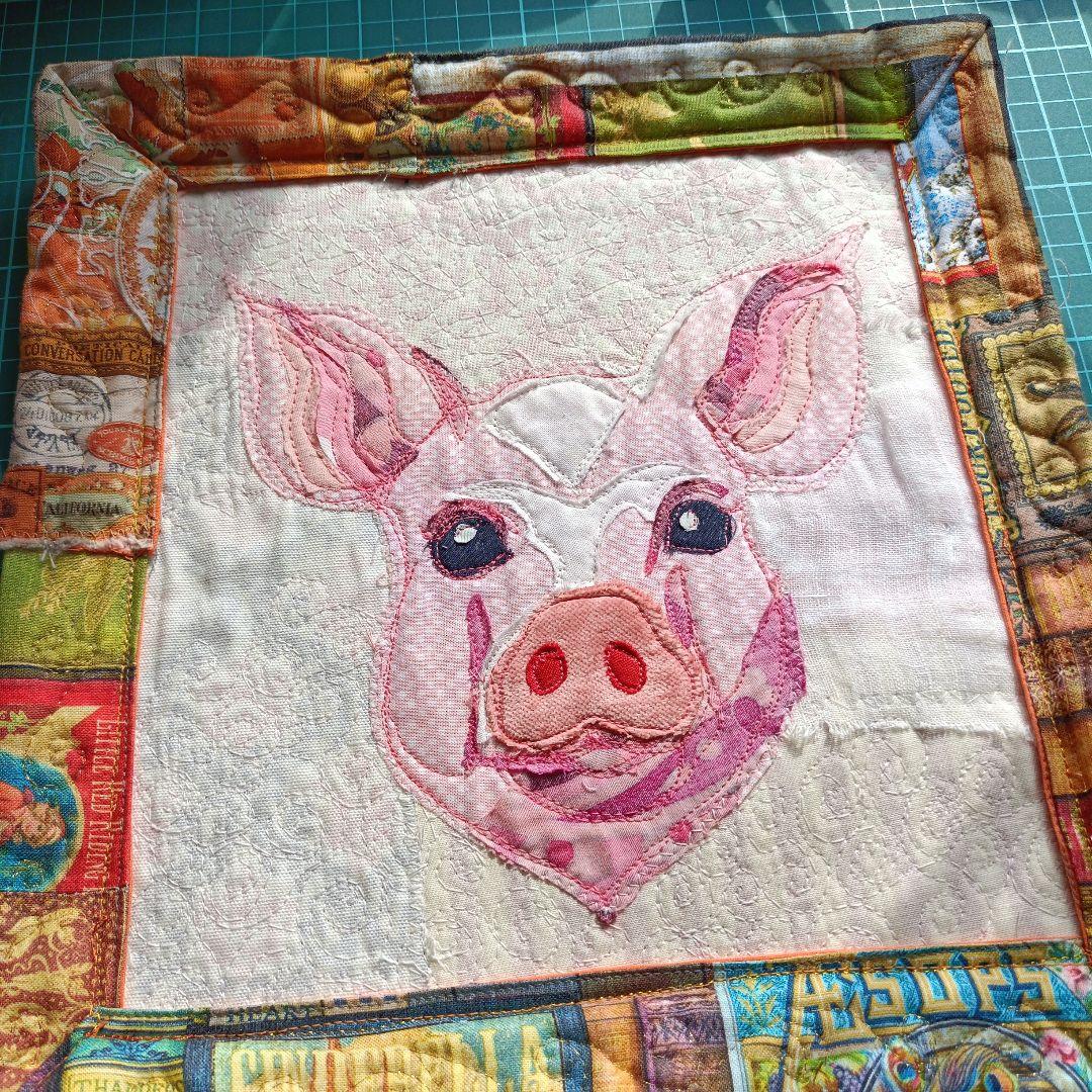 豚の顔の刺繍キルト　外寸約26ｘ26cm　布コラージュ