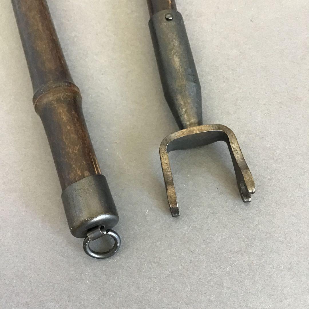 K茶道具　掛軸掛け　矢羽津(矢筈)　黒竹　2段組み　金具付　紙箱　S1049KK