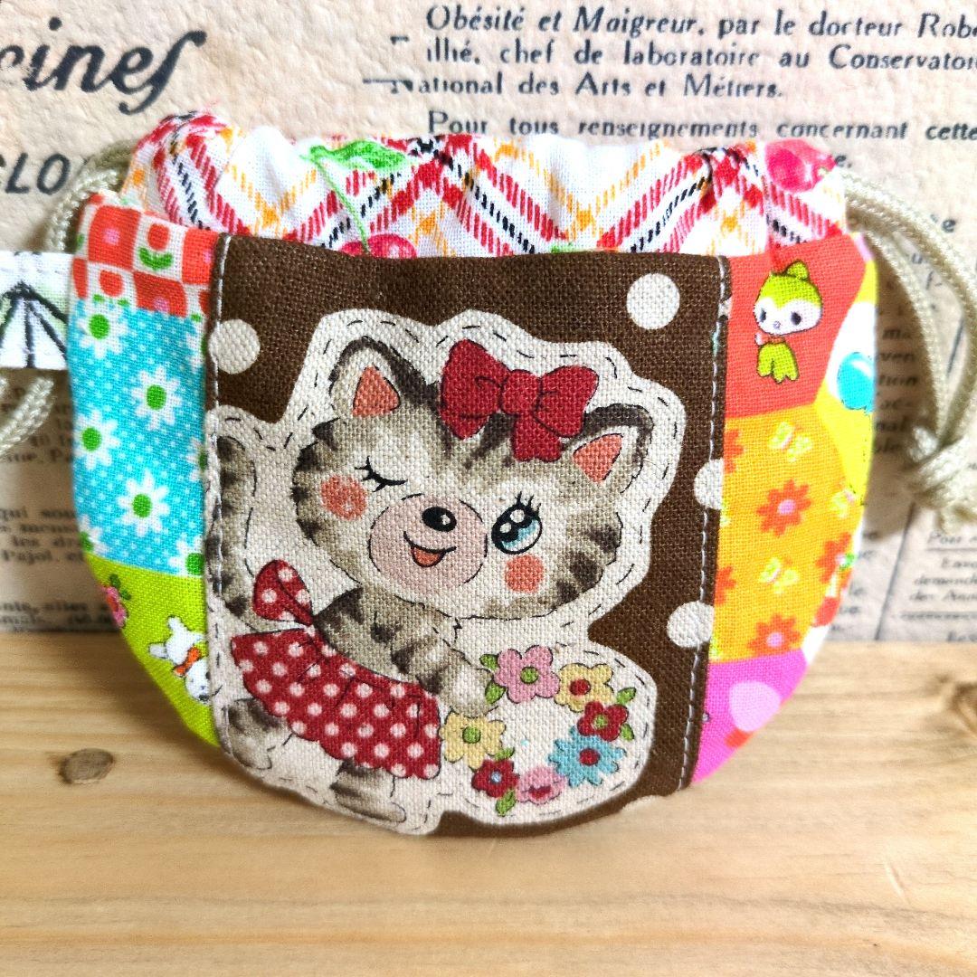 ハンドメイド　ミニミニ まるい巾着 (レトロねこ柄　ハニーチューン　チェリー)