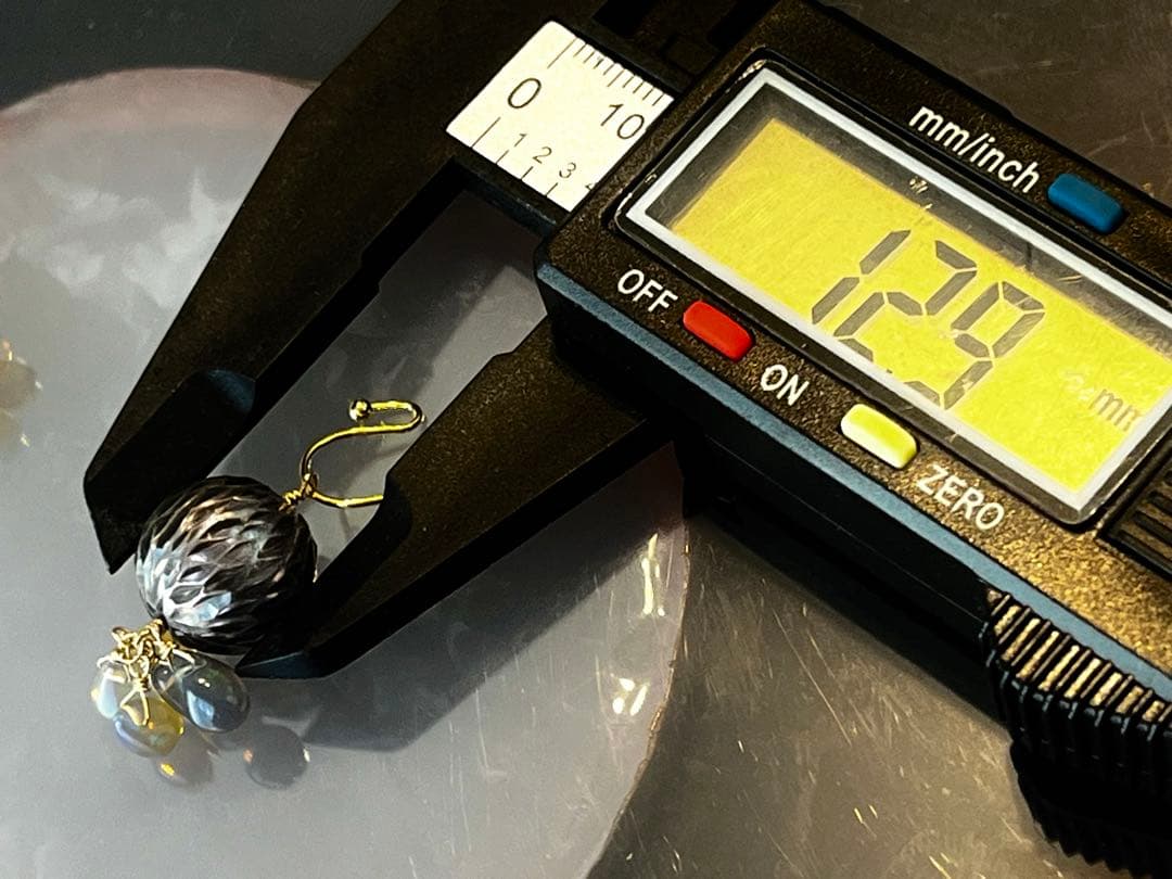 SALEドラゴンスケールカービング淡水パールピアスです