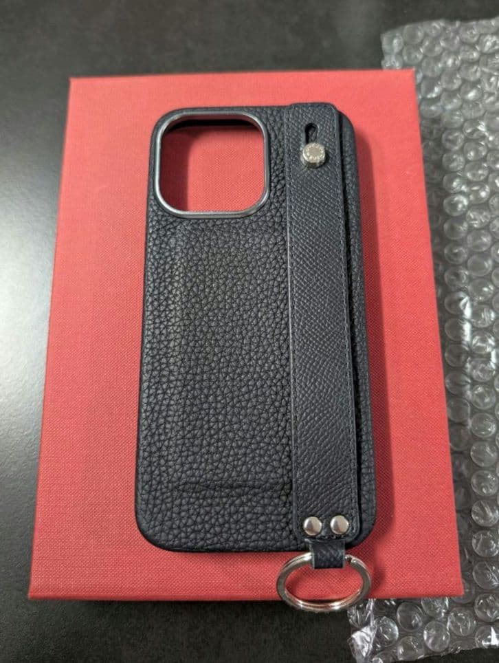 ボナベンチュラ iPhone15 Pro Max ストラップ付 シュリンクレザー