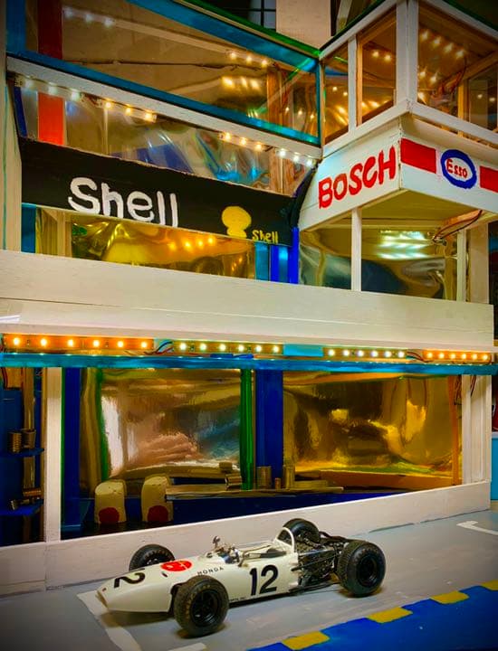 1965メキシコＧＰホンダF1レーサー優勝。縦50㎝横45㎝奥行40㎝重さ12