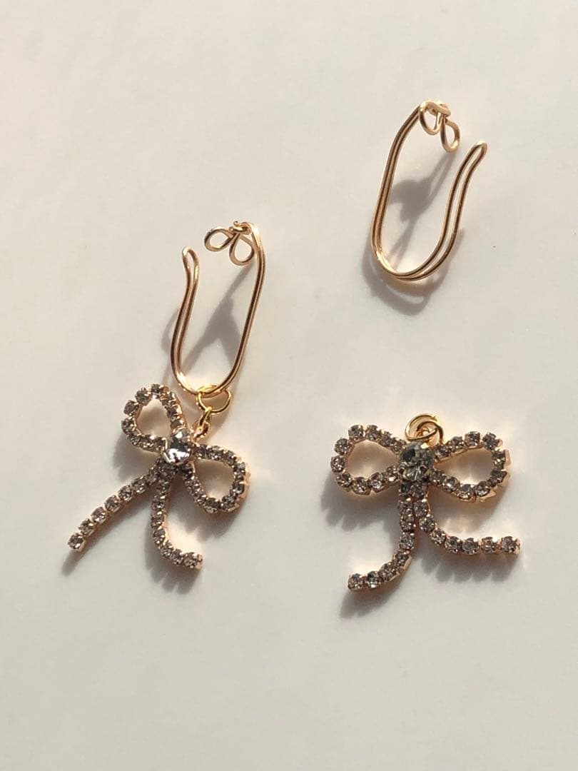 保留中　再販 キラキラリボンの揺れるイヤーカフ　両耳　イヤリング