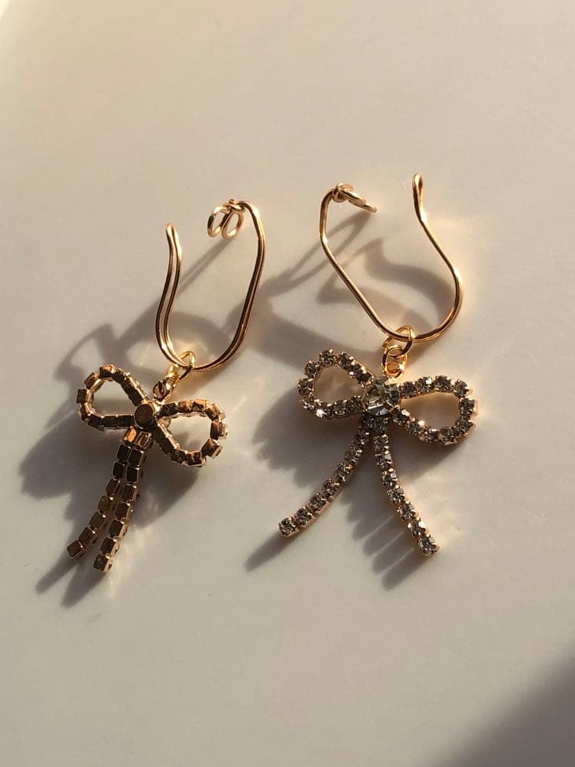 保留中　再販 キラキラリボンの揺れるイヤーカフ　両耳　イヤリング