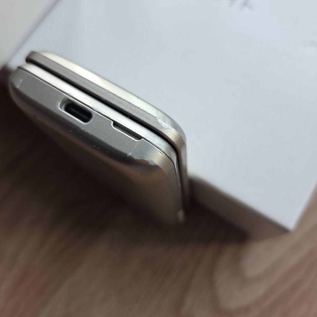 KYF43 かんたんケータイライト シャンパンゴールド 卓上フォルダ２個付き！