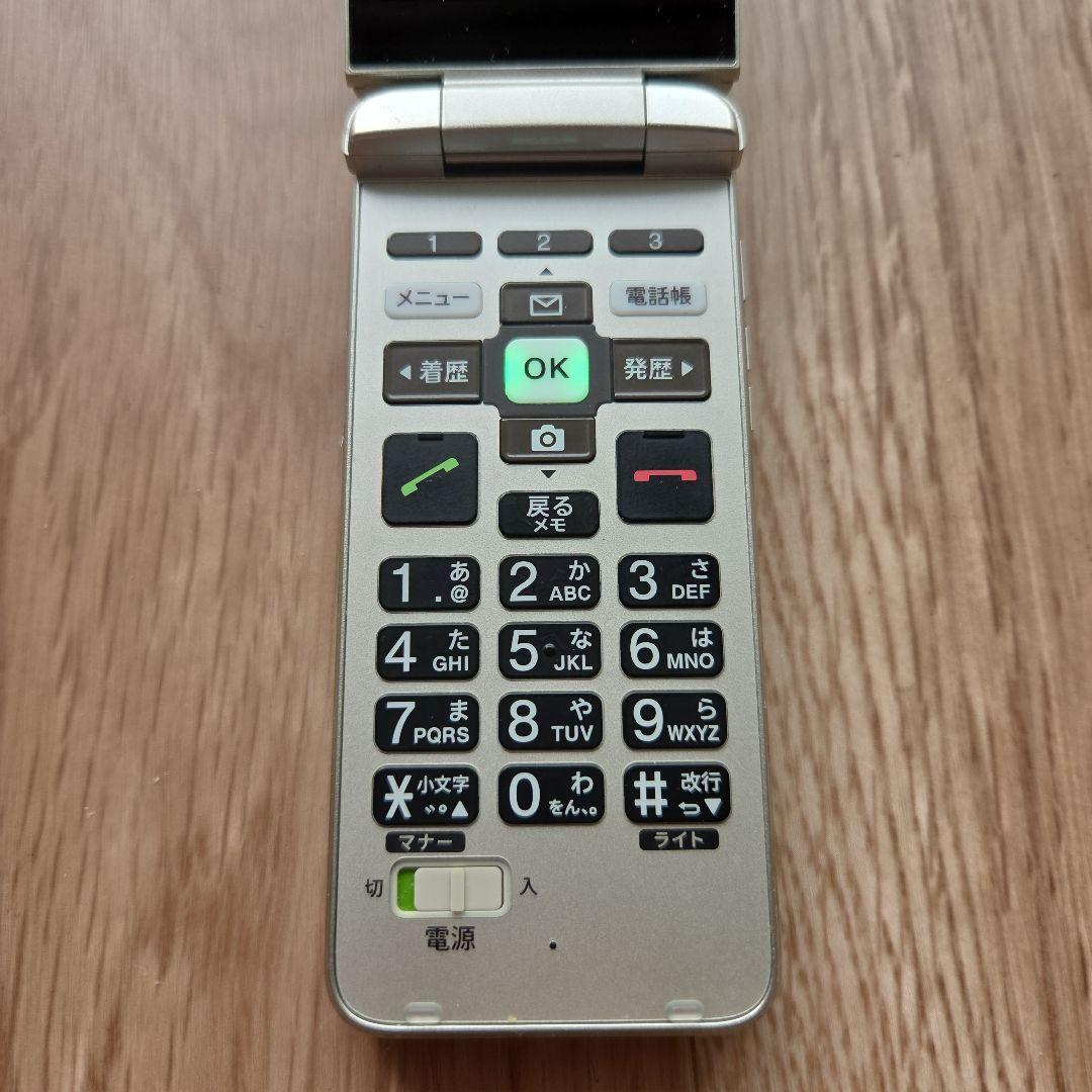 KYF43 かんたんケータイライト シャンパンゴールド 卓上フォルダ２個付き！