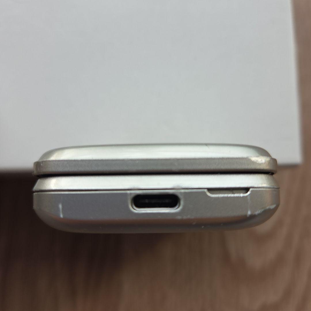 KYF43 かんたんケータイライト シャンパンゴールド 卓上フォルダ２個付き！