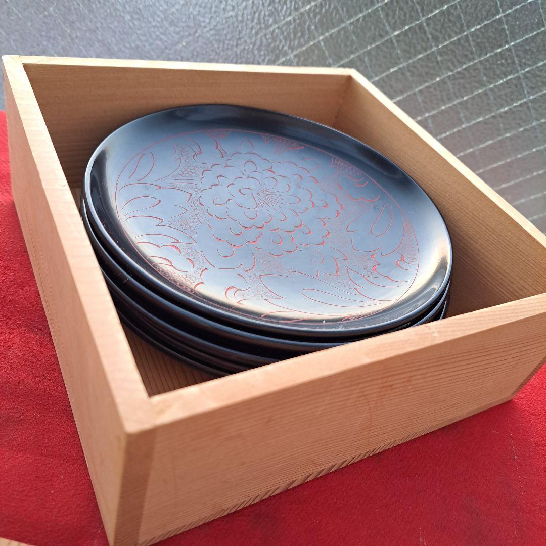 【輪島塗　沈朱\"牡丹彫　5寸ダルマ形　銘々皿×5客】布着本堅地　未使用品