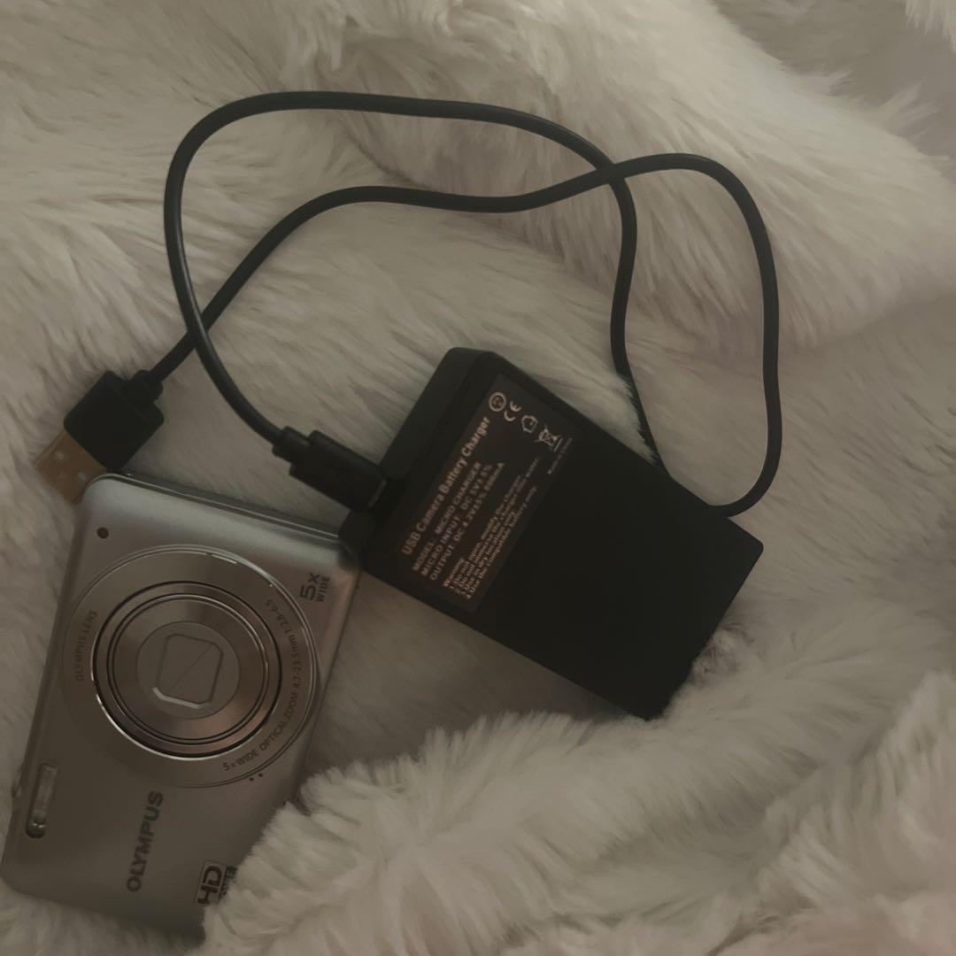 OLYMPUS デジタルカメラ シルバー