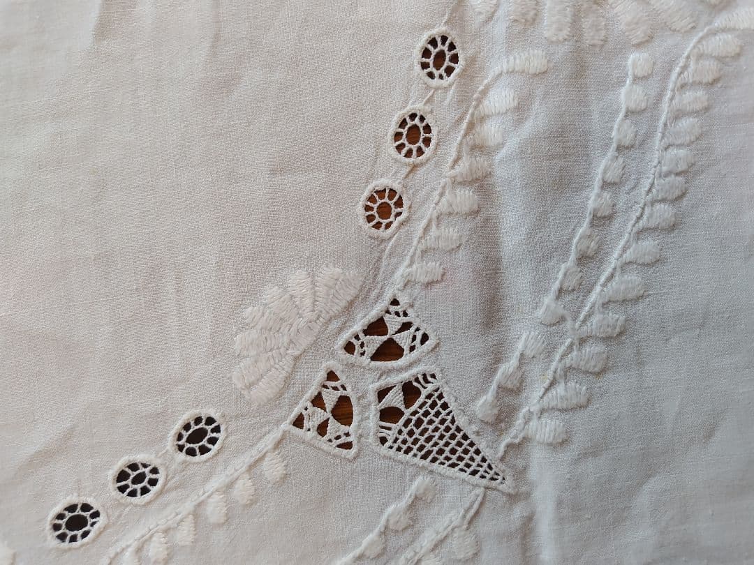 刺繍入りカットワ−クレ−ステーブルクロスビンテージハンドメイド