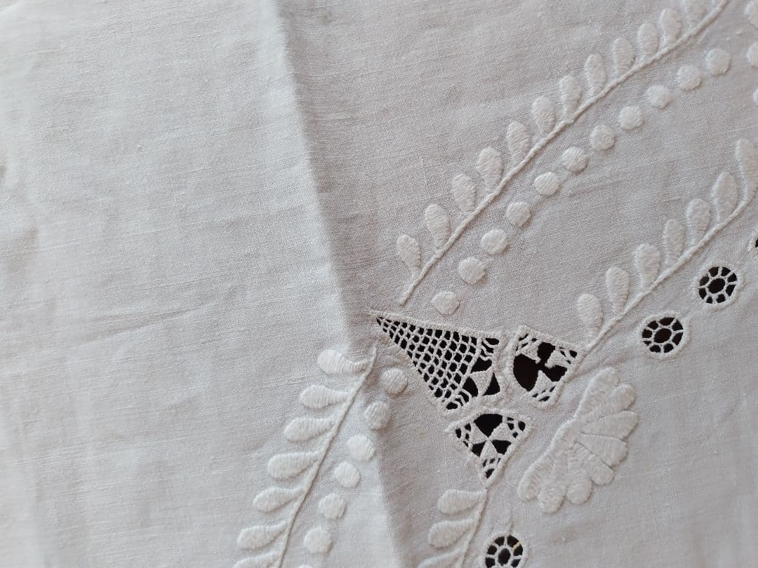 刺繍入りカットワ−クレ−ステーブルクロスビンテージハンドメイド