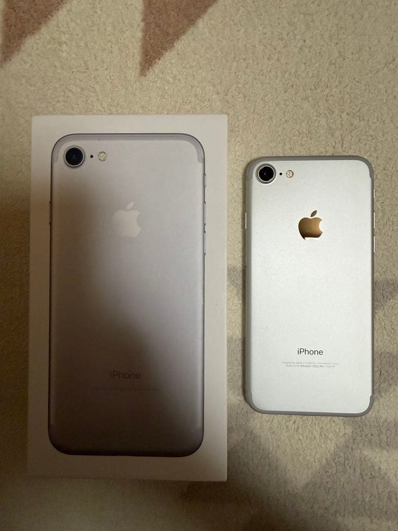Apple iPhone 7 シルバー 本体と箱付き