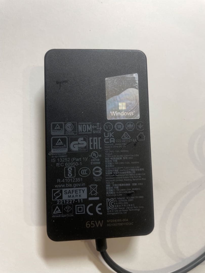 Microsoft Surface Go 初代 64GB ［外箱・充電器付属］
