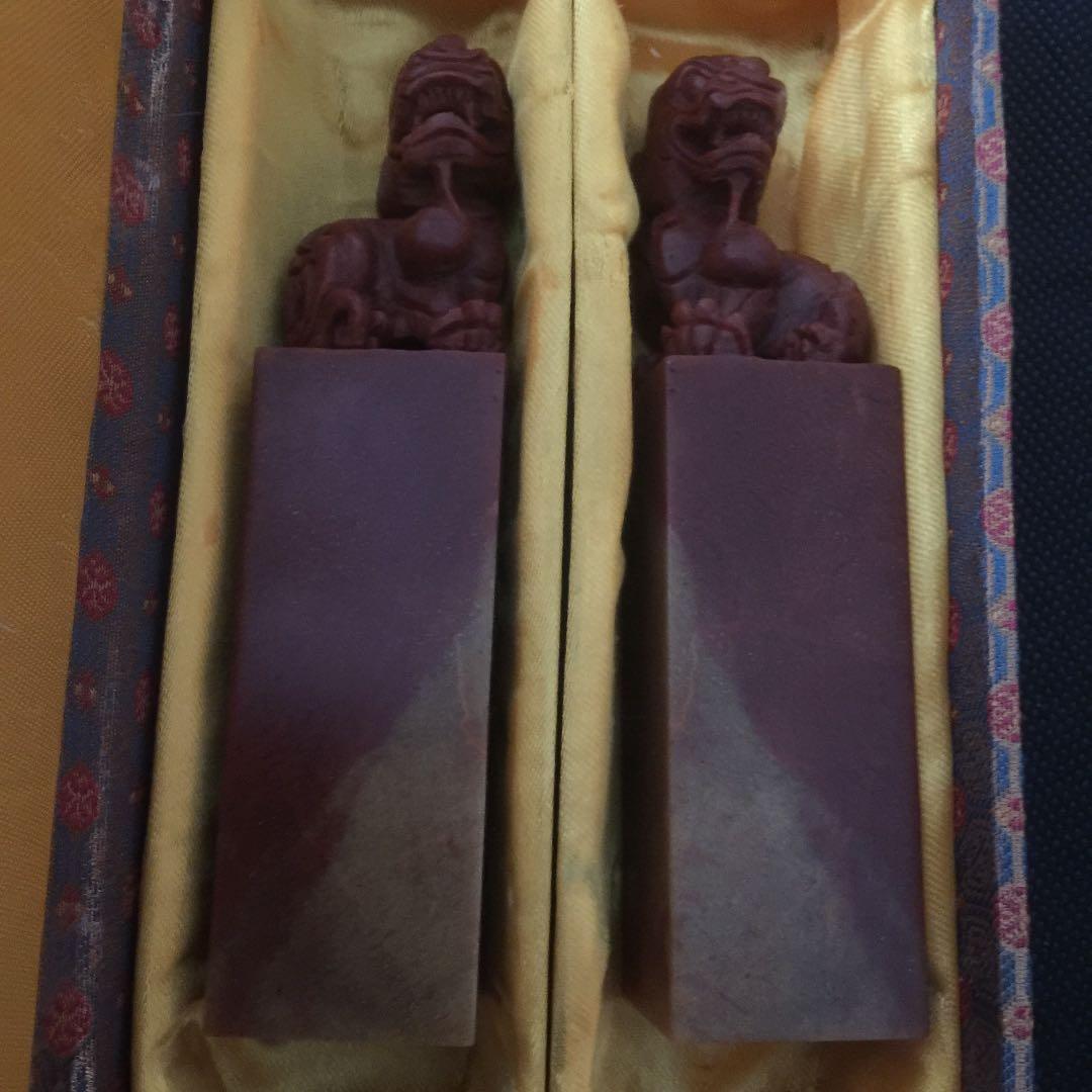 中国寿山石 二つ　高さ 13.6センチ 幅 3.2 x 3センチ重さ 566g