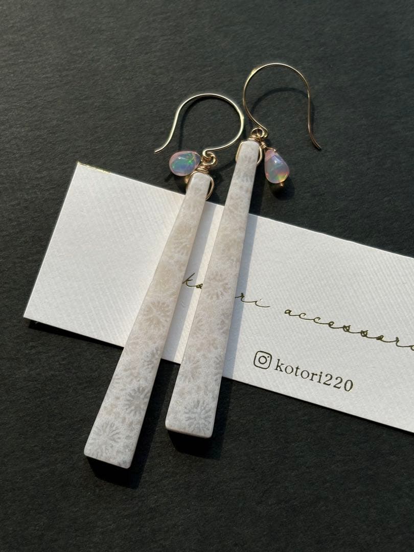 C63 ホワイトフォッシルロングピアス