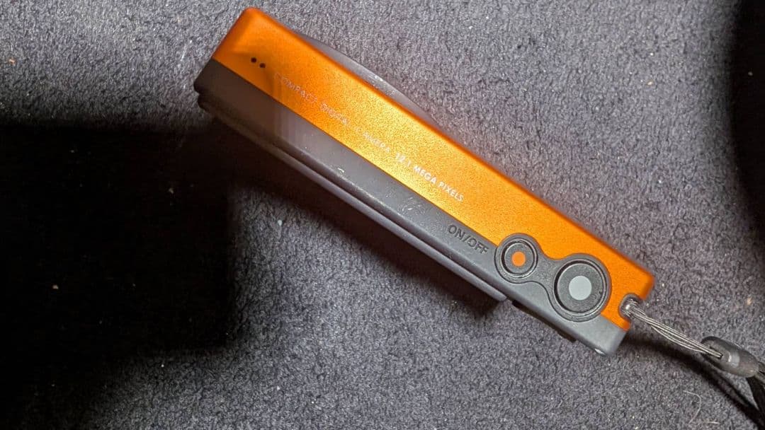 人気モデルオリンパス シルバー/オレンジOptio H90画面に難あり