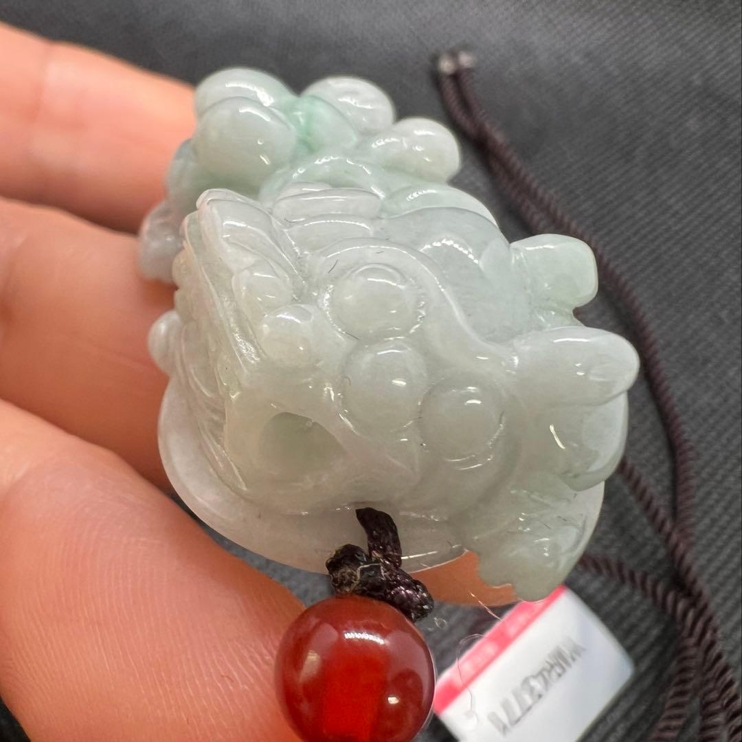 ミャンマー産Aランク天然翡翠ホワイトグリーン手作り貔貅彫のペンダントAB1082