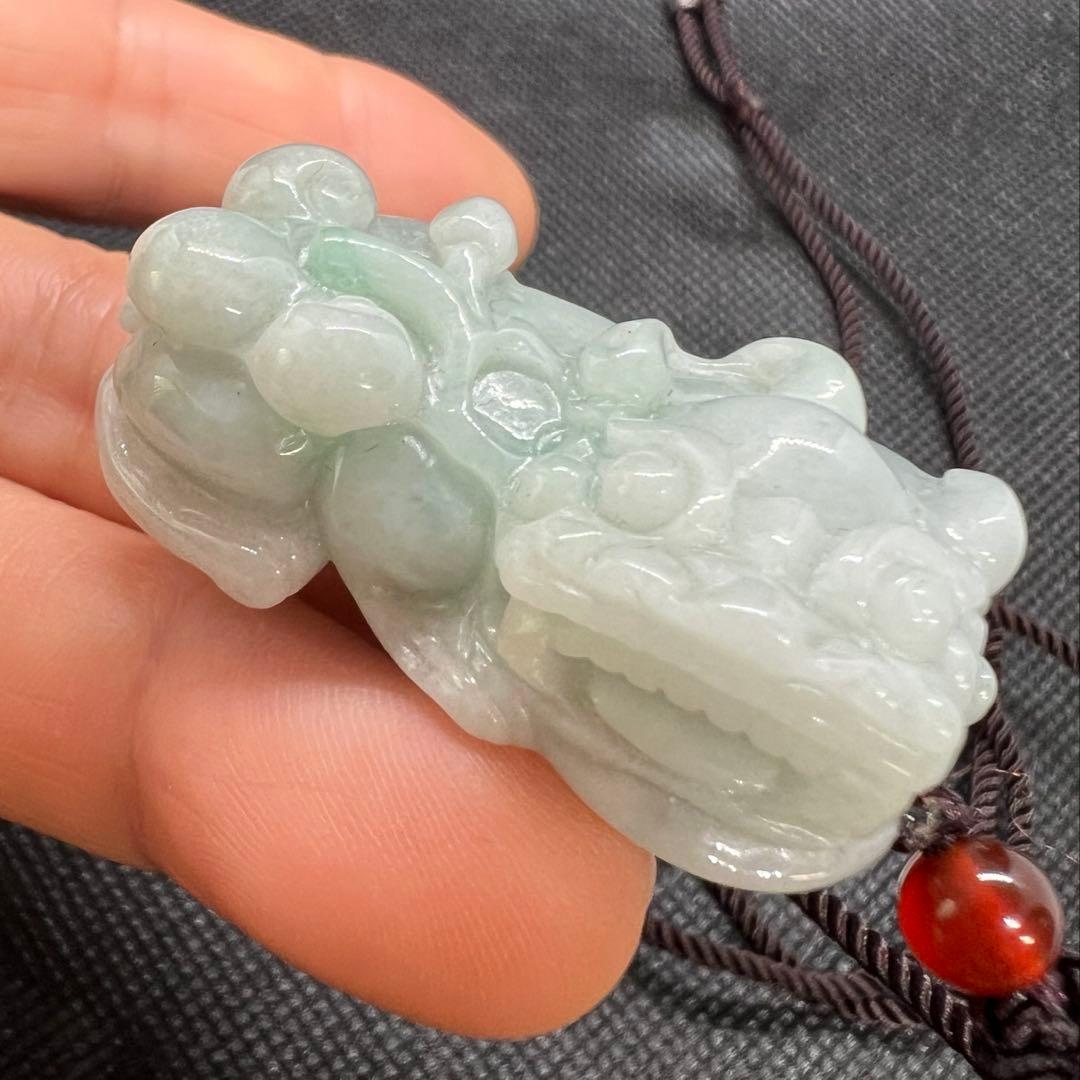 ミャンマー産Aランク天然翡翠ホワイトグリーン手作り貔貅彫のペンダントAB1082