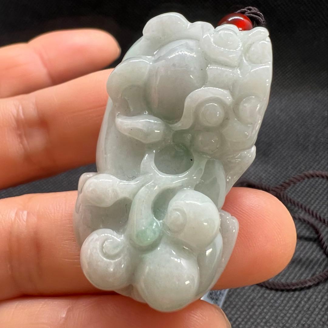 ミャンマー産Aランク天然翡翠ホワイトグリーン手作り貔貅彫のペンダントAB1082