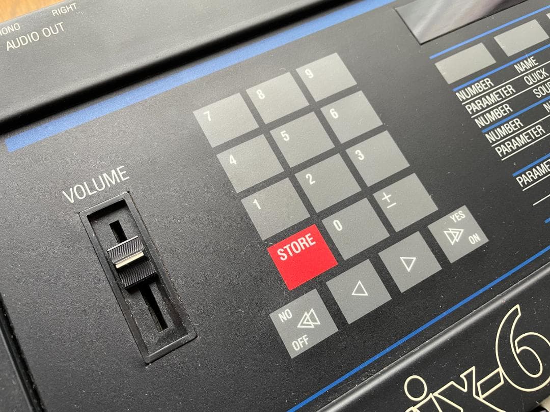 Oberheim M-6 シンセサイザー