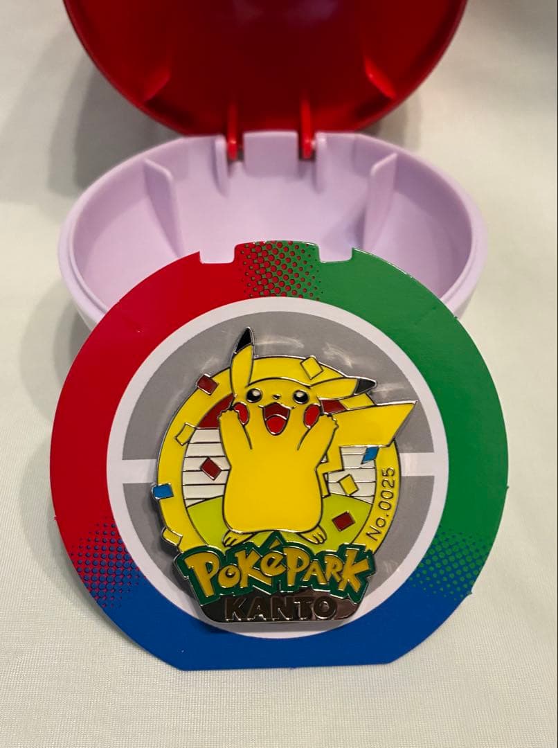ポケパークカントーピカチュウ ピンズ　モンスターボール付き