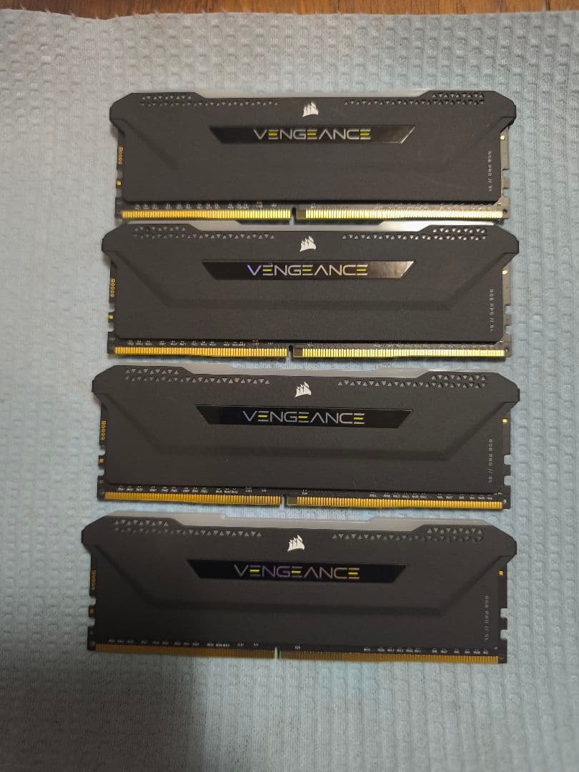 CPU,メモリ,マザーボード,無線LANカード(オマケ)の4点セットです。