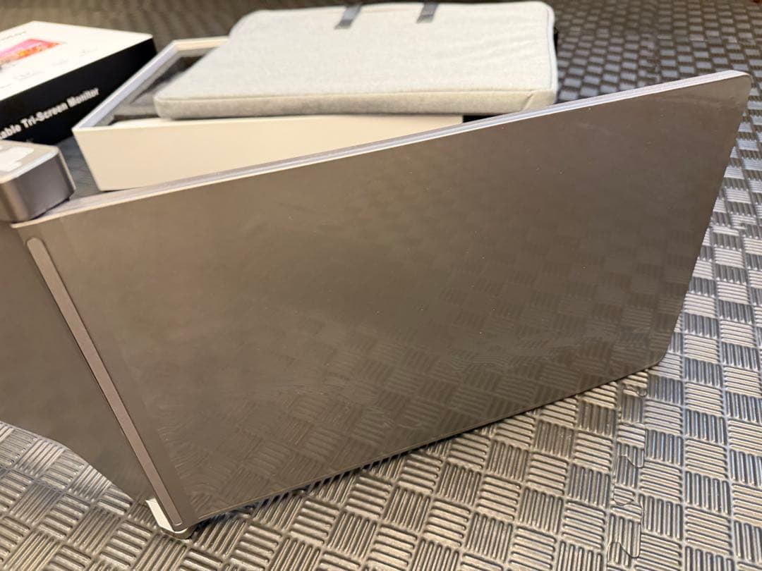 ポータブルトリプルスクリーンモニター 本体