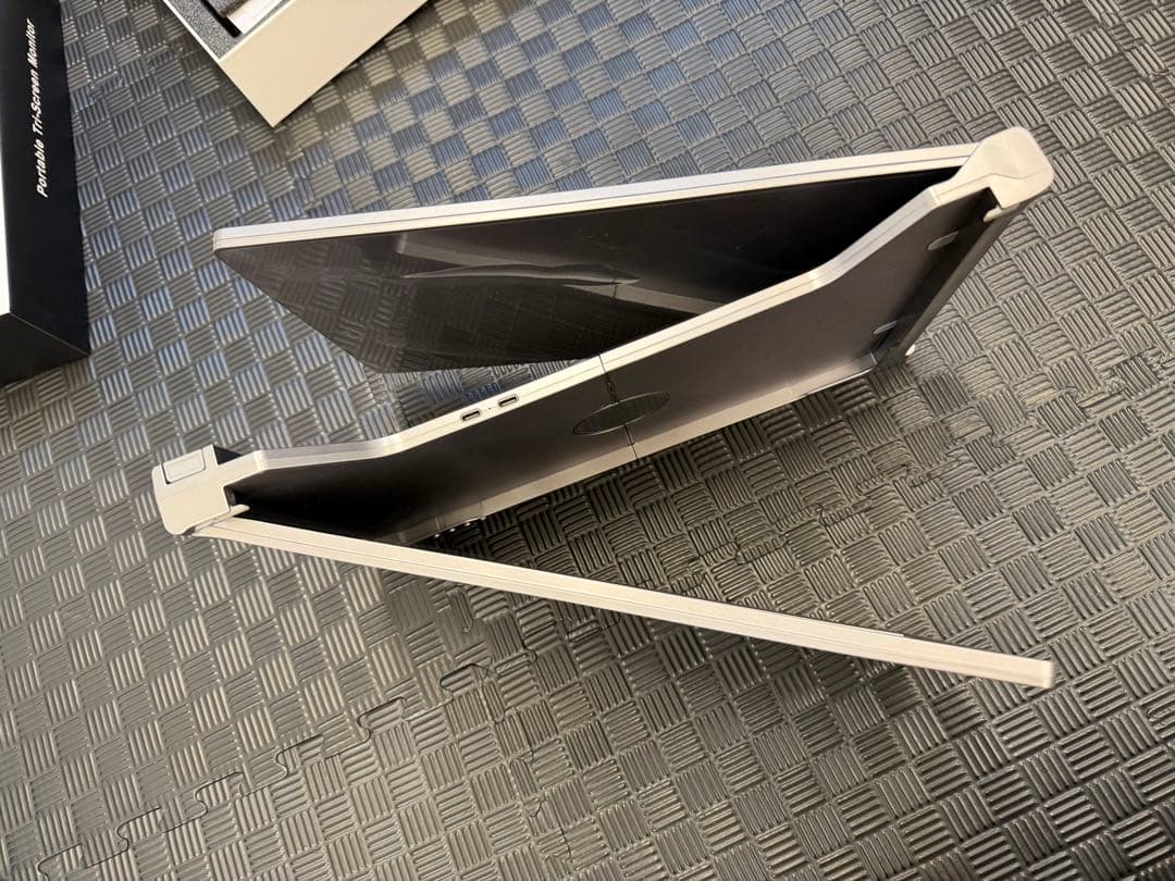 ポータブルトリプルスクリーンモニター 本体