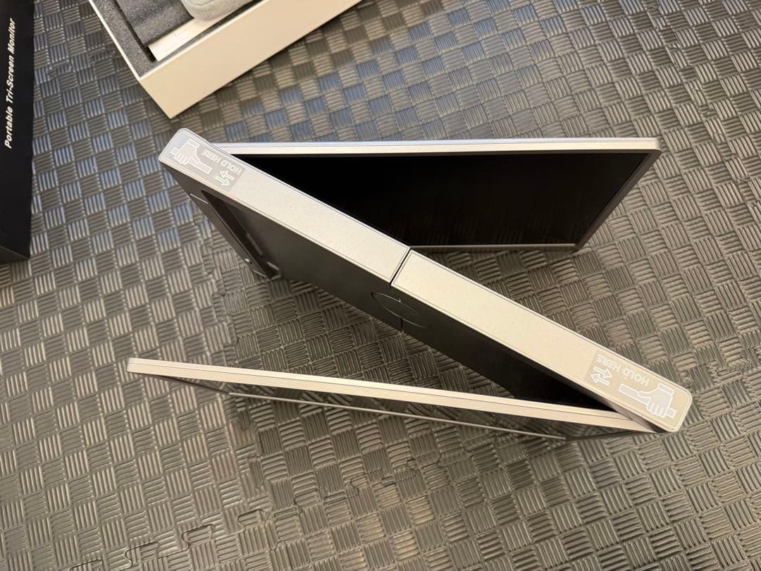 ポータブルトリプルスクリーンモニター 本体