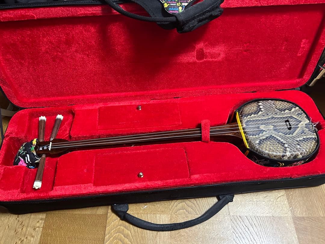 【値引きしました】三線　沖縄　紫檀　真壁型　本蛇皮強化張り　スンチー塗り